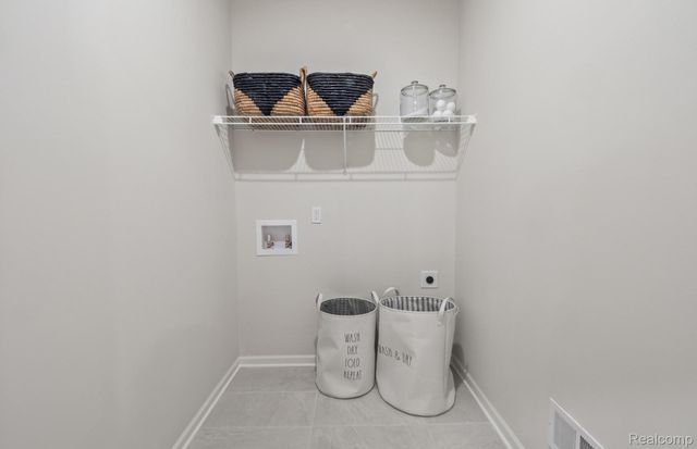 55746 Oak Pointe Drive, Shelby Charter Township, MI 48315