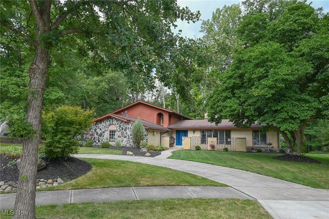 8630 Hollis Lane, Brecksville, OH 44141