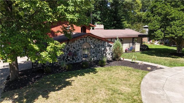 8630 Hollis Lane, Brecksville, OH 44141