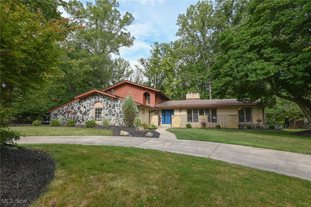 8630 Hollis Lane, Brecksville, OH 44141