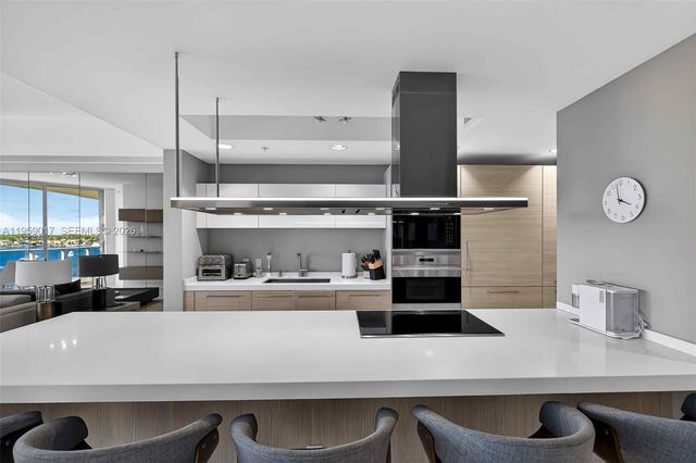 17111 Biscayne Blvd 706, North Miami Beach, FL 33160