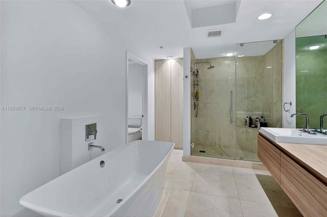 17111 Biscayne Blvd 706, North Miami Beach, FL 33160