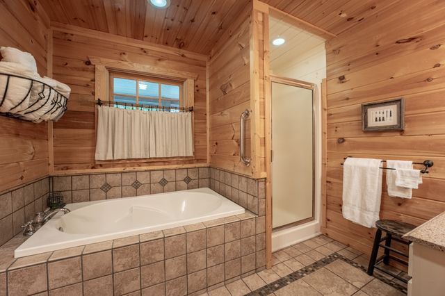 3803 Westwood Dr, Sevierville, TN 37862
