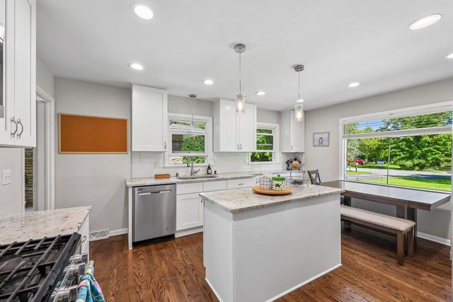 10043 N Greenview DRIVE, Mequon, WI 53092