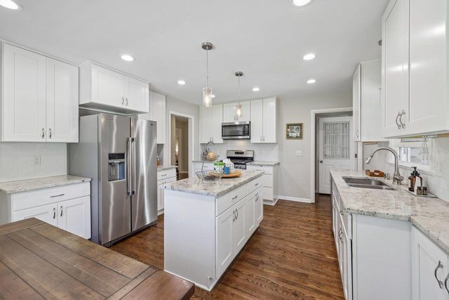 10043 N Greenview DRIVE, Mequon, WI 53092