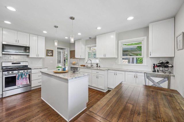 10043 N Greenview DRIVE, Mequon, WI 53092