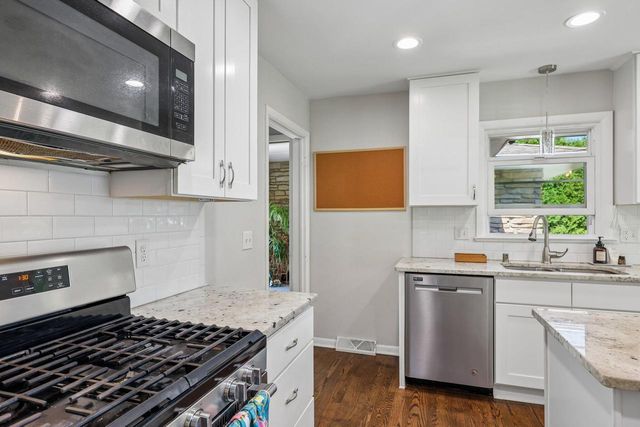 10043 N Greenview DRIVE, Mequon, WI 53092