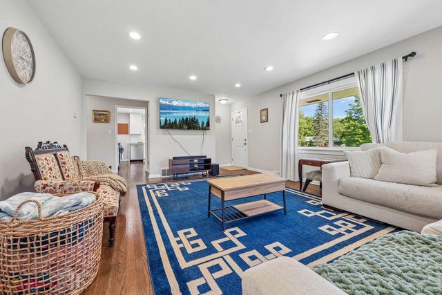 10043 N Greenview DRIVE, Mequon, WI 53092