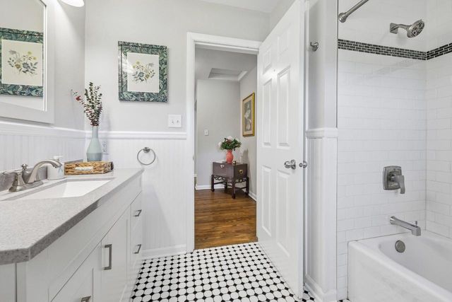 10043 N Greenview DRIVE, Mequon, WI 53092