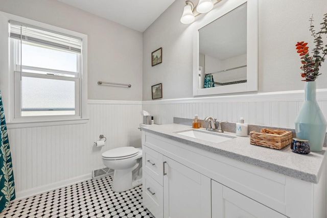 10043 N Greenview DRIVE, Mequon, WI 53092