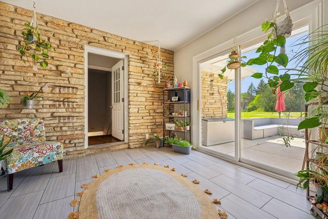 10043 N Greenview DRIVE, Mequon, WI 53092