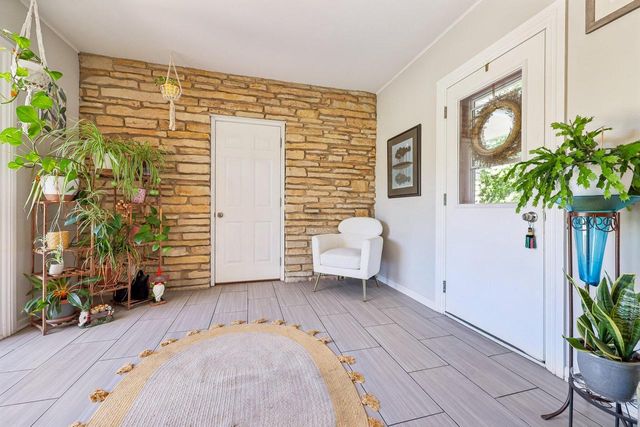 10043 N Greenview DRIVE, Mequon, WI 53092