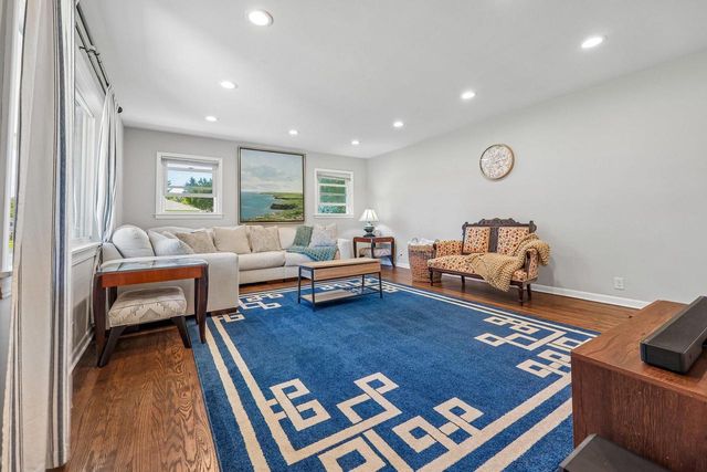 10043 N Greenview DRIVE, Mequon, WI 53092