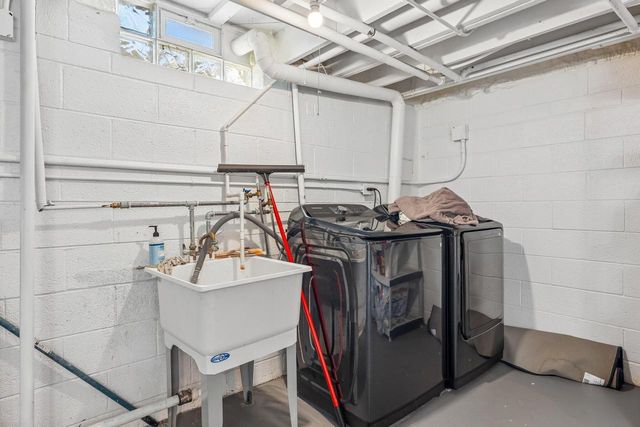 10043 N Greenview DRIVE, Mequon, WI 53092