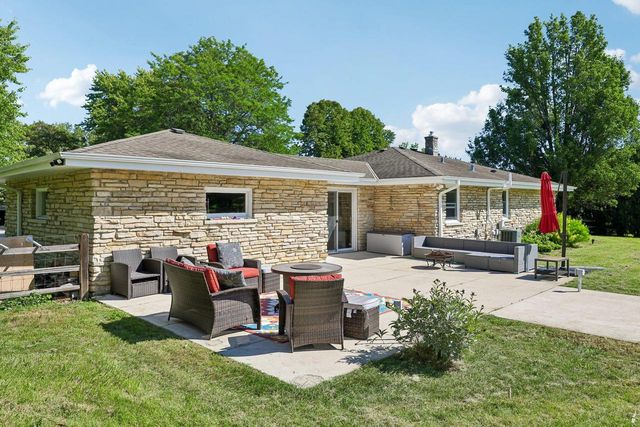 10043 N Greenview DRIVE, Mequon, WI 53092