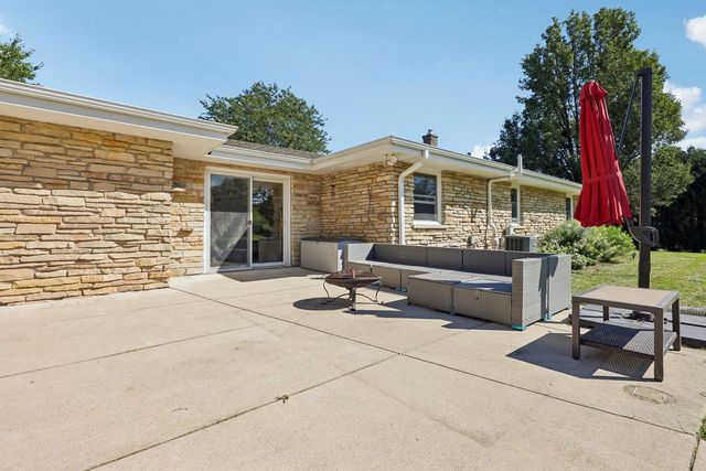 10043 N Greenview DRIVE, Mequon, WI 53092