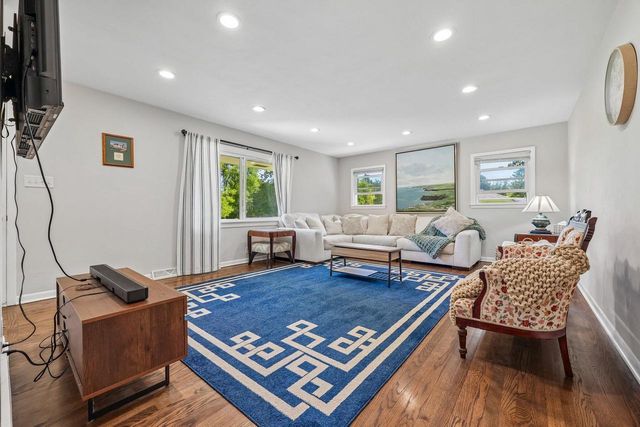 10043 N Greenview DRIVE, Mequon, WI 53092