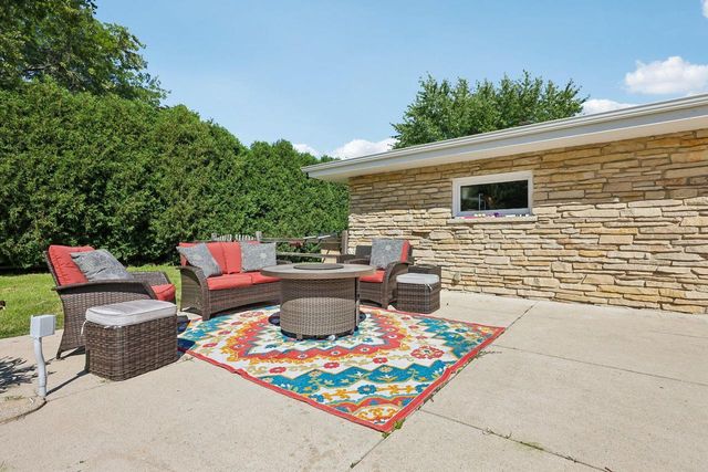 10043 N Greenview DRIVE, Mequon, WI 53092
