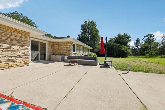 10043 N Greenview DRIVE, Mequon, WI 53092