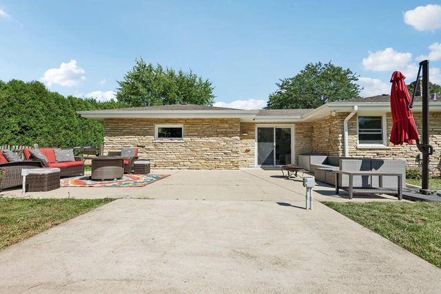 10043 N Greenview DRIVE, Mequon, WI 53092