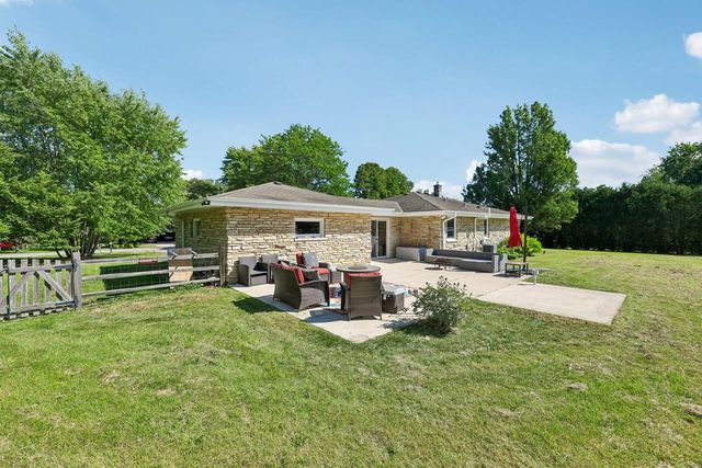 10043 N Greenview DRIVE, Mequon, WI 53092