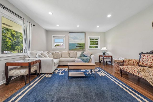 10043 N Greenview DRIVE, Mequon, WI 53092