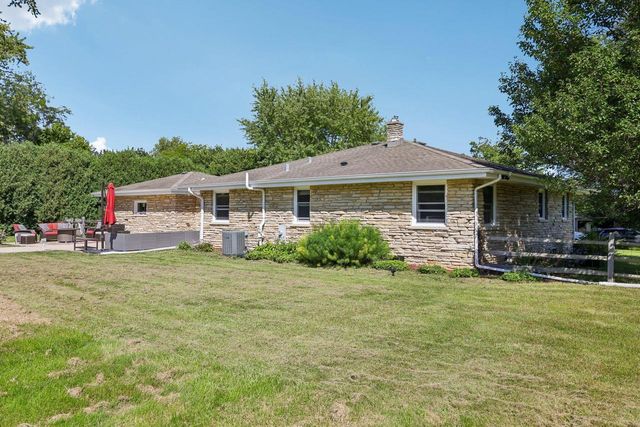 10043 N Greenview DRIVE, Mequon, WI 53092