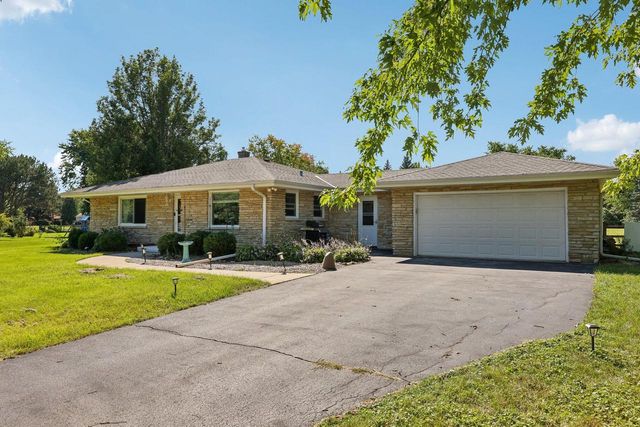 10043 N Greenview DRIVE, Mequon, WI 53092