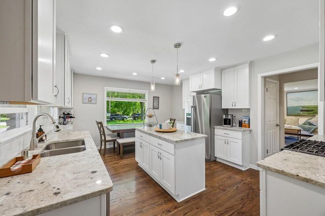 10043 N Greenview DRIVE, Mequon, WI 53092