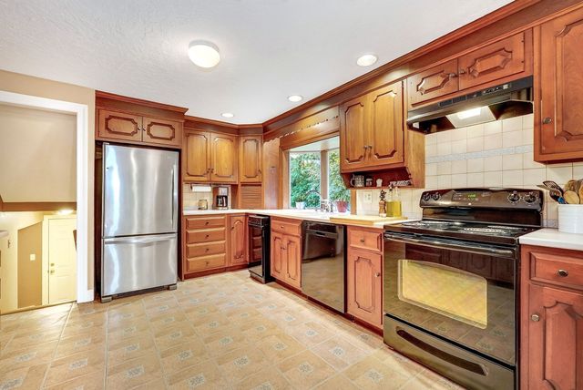13 Cedar Lane, Medfield, MA 02052