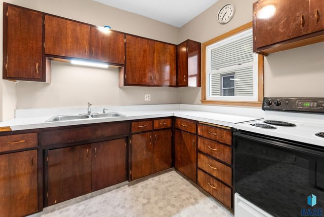1530 W 10th St Street, Sioux Falls, SD 57104