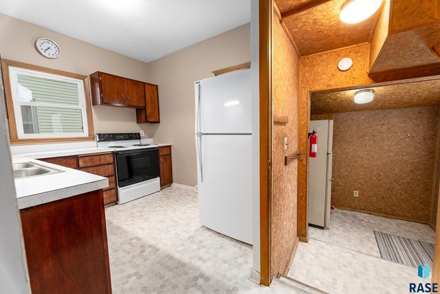 1530 W 10th St Street, Sioux Falls, SD 57104