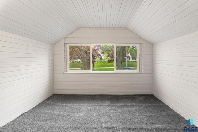 1530 W 10th St Street, Sioux Falls, SD 57104
