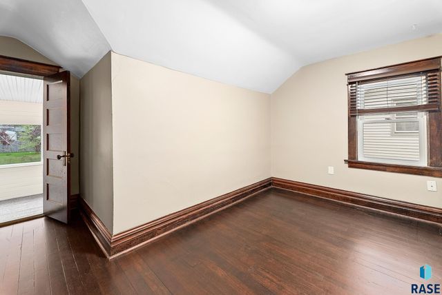 1530 W 10th St Street, Sioux Falls, SD 57104
