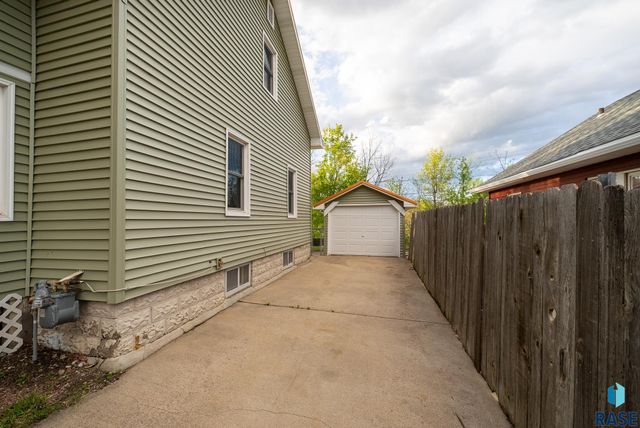 1530 W 10th St Street, Sioux Falls, SD 57104