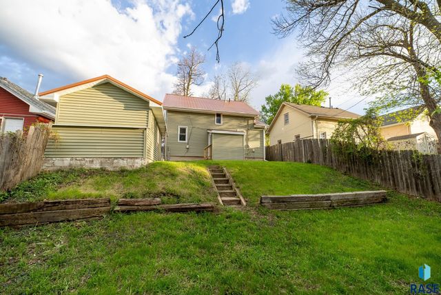 1530 W 10th St Street, Sioux Falls, SD 57104