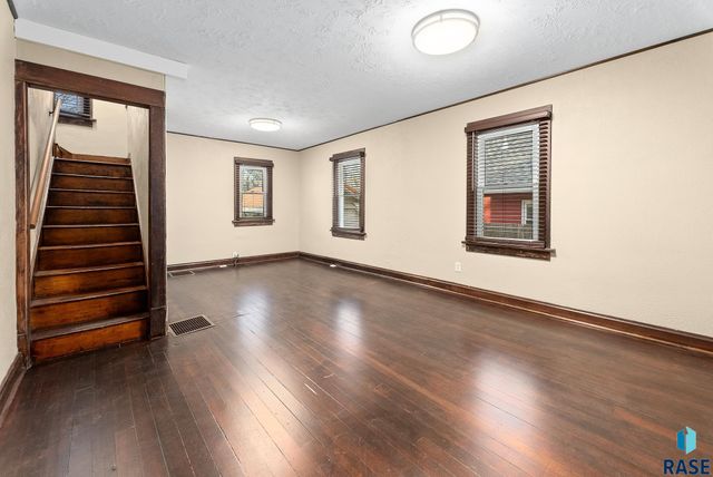 1530 W 10th St Street, Sioux Falls, SD 57104