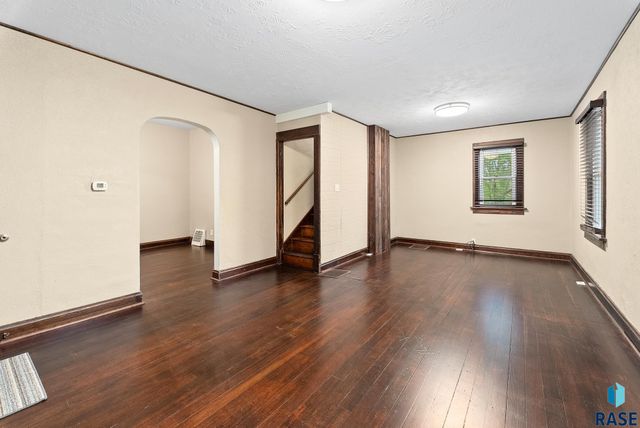 1530 W 10th St Street, Sioux Falls, SD 57104