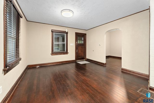 1530 W 10th St Street, Sioux Falls, SD 57104
