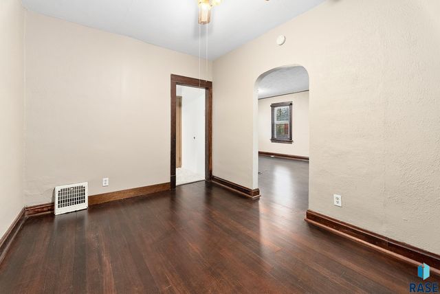 1530 W 10th St Street, Sioux Falls, SD 57104