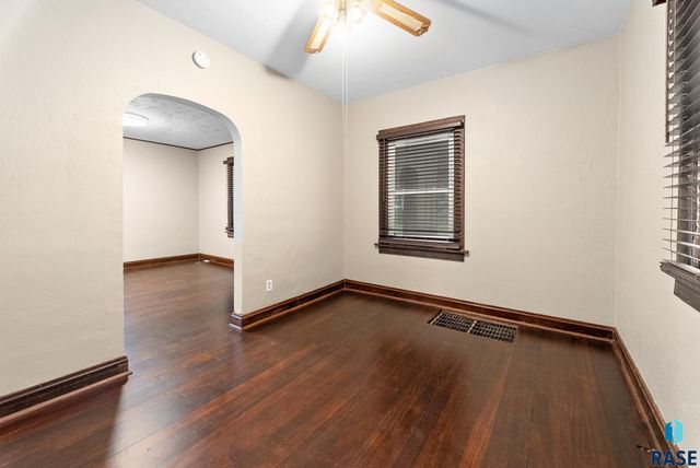1530 W 10th St Street, Sioux Falls, SD 57104