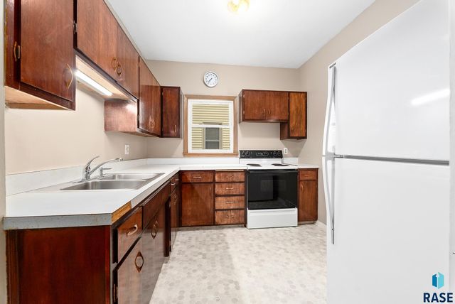1530 W 10th St Street, Sioux Falls, SD 57104