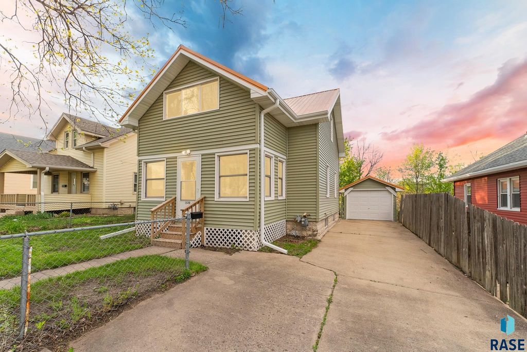 1530 W 10th St Street, Sioux Falls, SD 57104