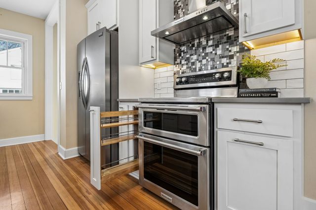 1683 Northwest Drive, Des Moines, IA 50310