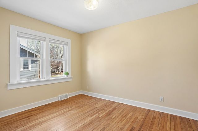 1683 Northwest Drive, Des Moines, IA 50310