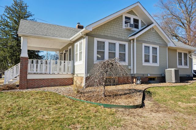 1683 Northwest Drive, Des Moines, IA 50310