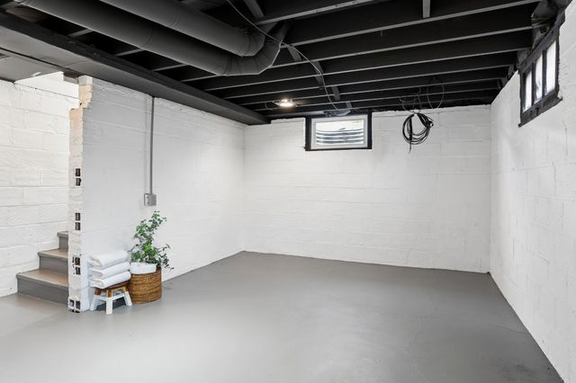 1683 Northwest Drive, Des Moines, IA 50310