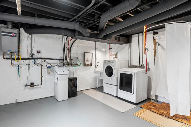 1683 Northwest Drive, Des Moines, IA 50310