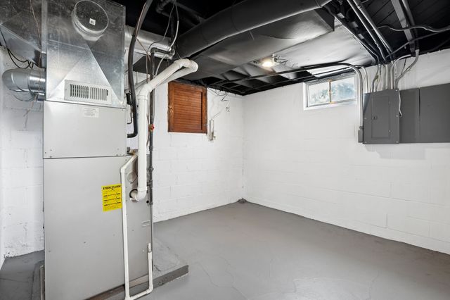 1683 Northwest Drive, Des Moines, IA 50310