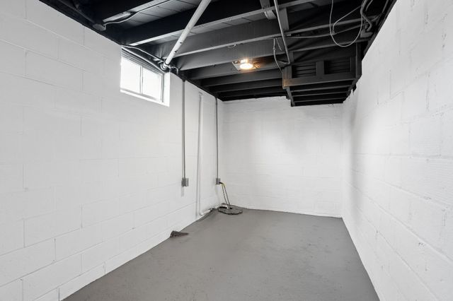 1683 Northwest Drive, Des Moines, IA 50310